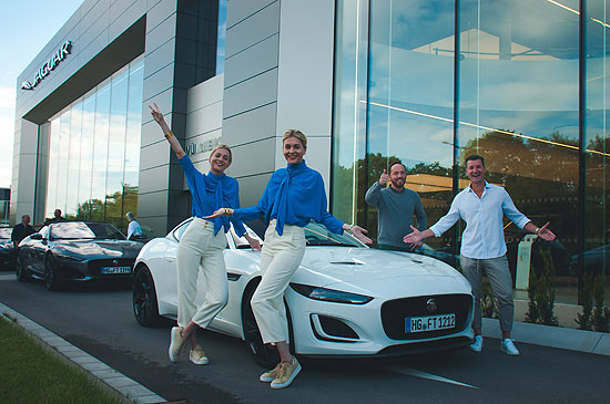 8_Nina und Julia Meise, Adrian Blommer (Betriebsleiter Auto Bierschneider British Cars), Gerry Trinkl (Gründer Lifestyle-Insider.com)  ©Fotos: Auto Bierschneider British Cars